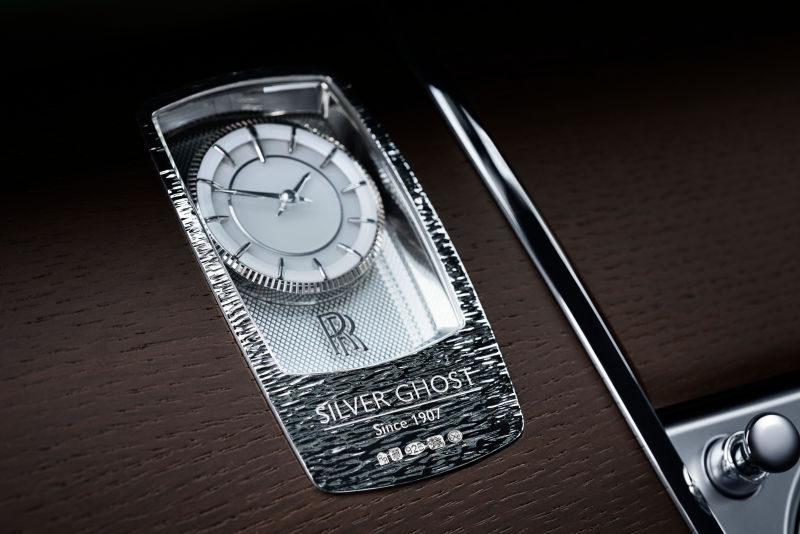 Uno de los relojes de plata que vienen dentro de los coches de la colección Silver Ghost. Foto: Rolls-Royce
